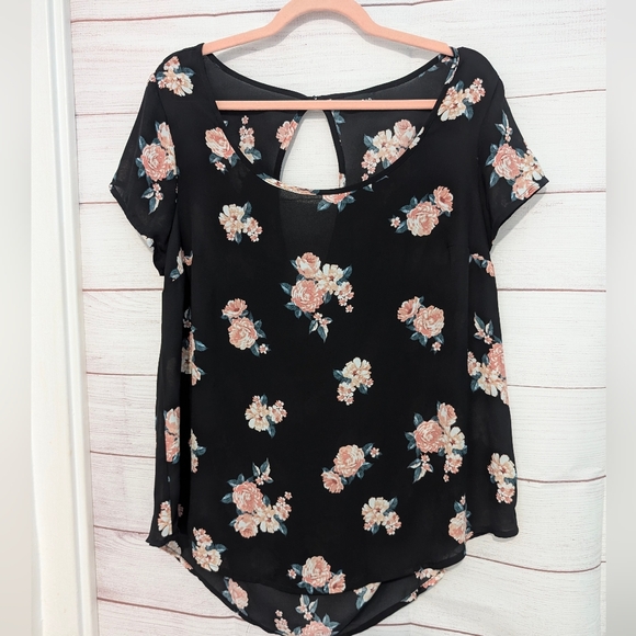 Euc Torrid black 🖤 floral pattern lightweight open back blouse 2X - Picture 1 of 6